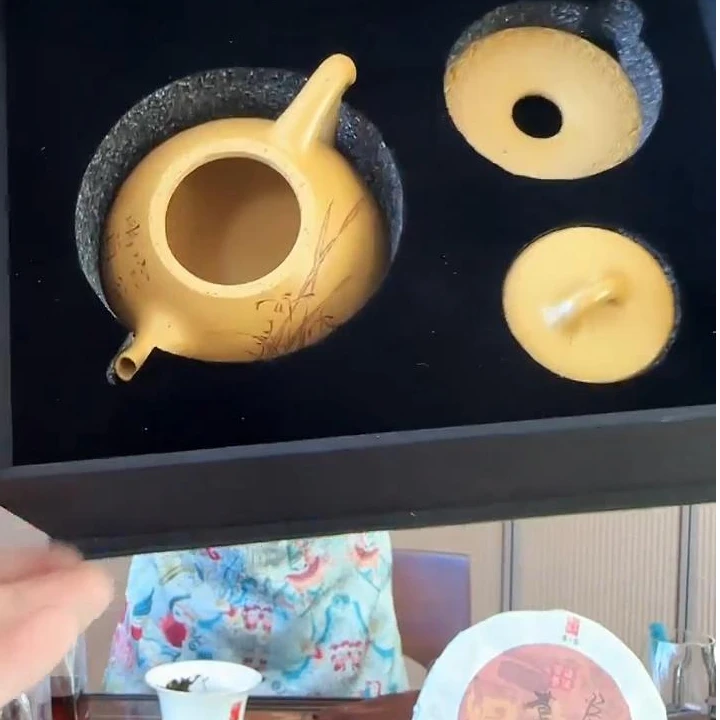 《困鹿山宫廷普洱饼(普洱熟茶)(357克)》+黄金段刻兰花石瓢套装