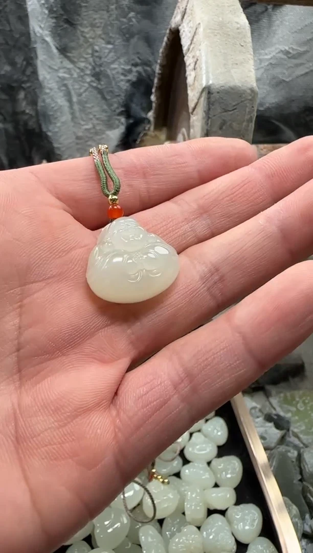 颈饰未镶嵌和田玉吊坠