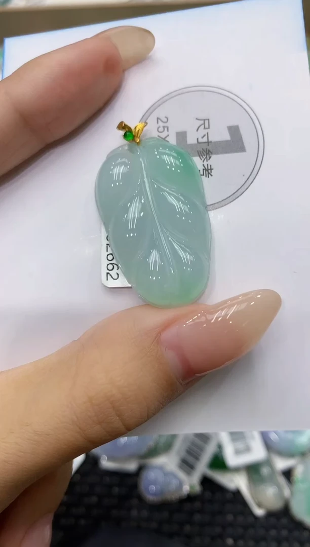 颈饰18K金镶嵌翡翠111111111111