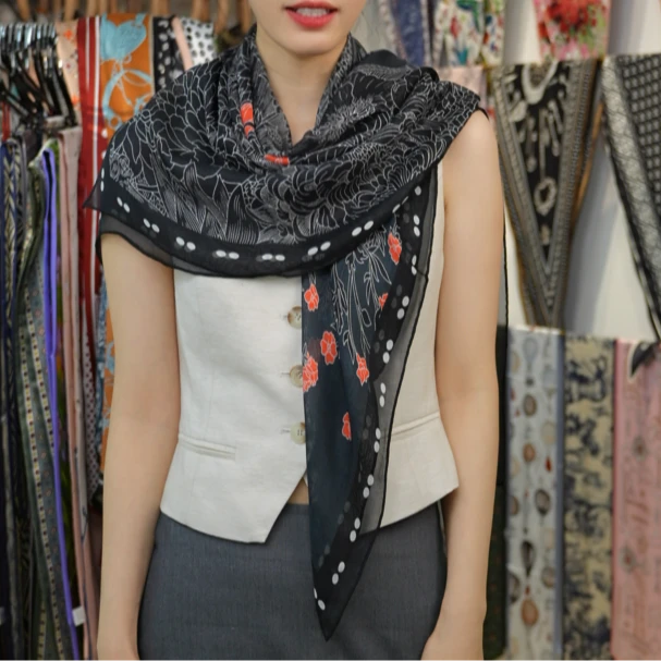 春夏新款真丝桑蚕丝西丽纱黑红山茶花110cm丝巾轻柔披肩沙滩巾