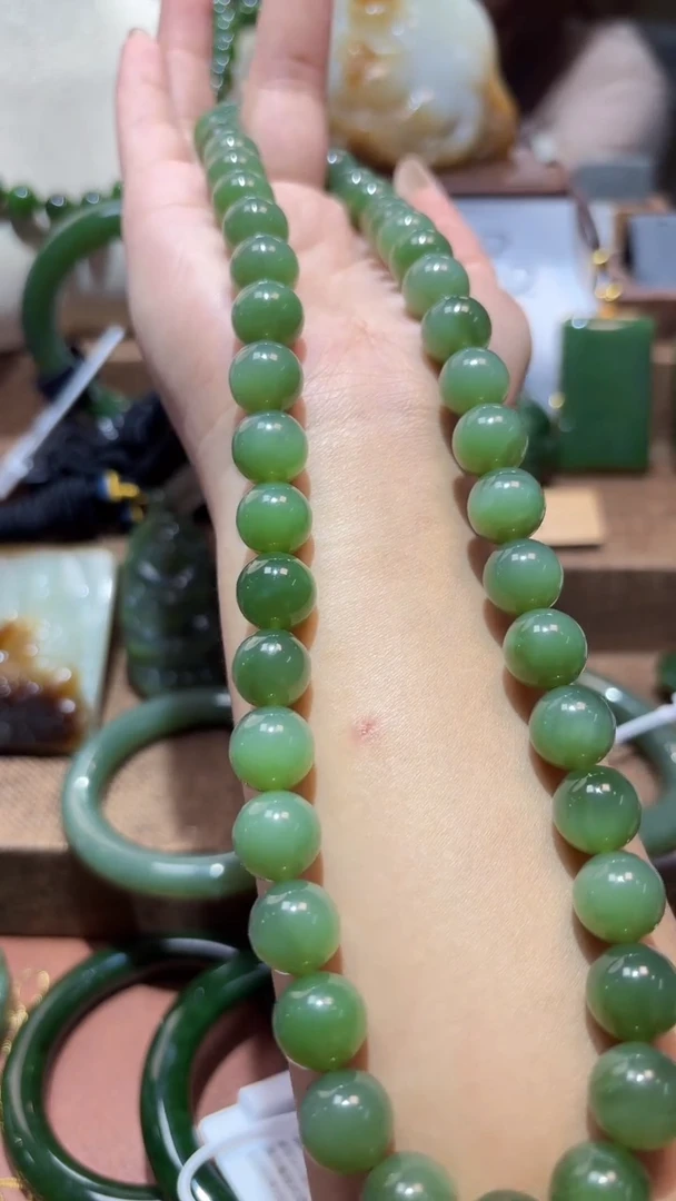 颈饰未镶嵌和田玉（碧玉）1