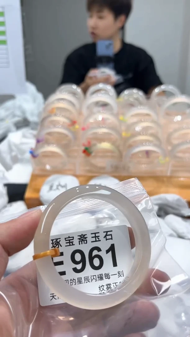 玛瑙/玉髓手镯未镶嵌E961