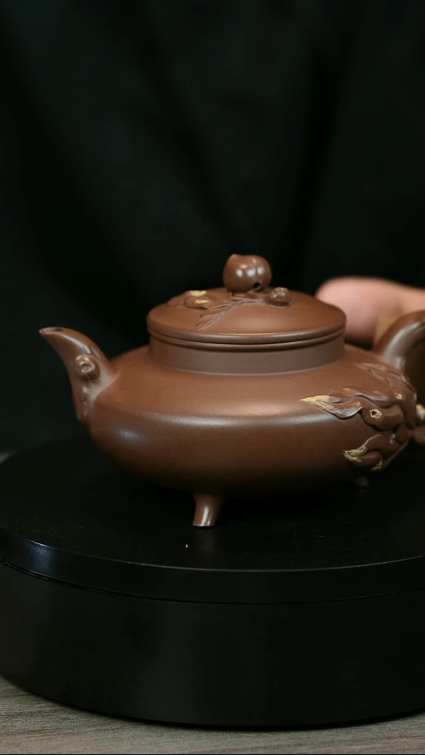 茶壶紫砂H2234周卓琴三足贴叶寿桃炉鼎