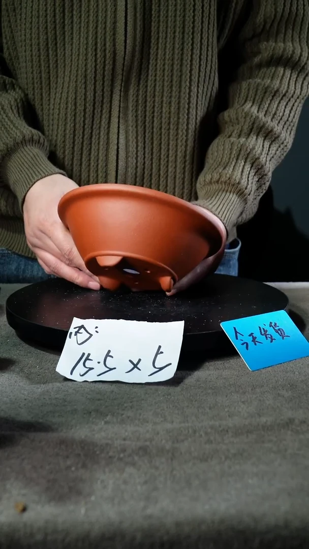 A宜兴紫砂小花盆