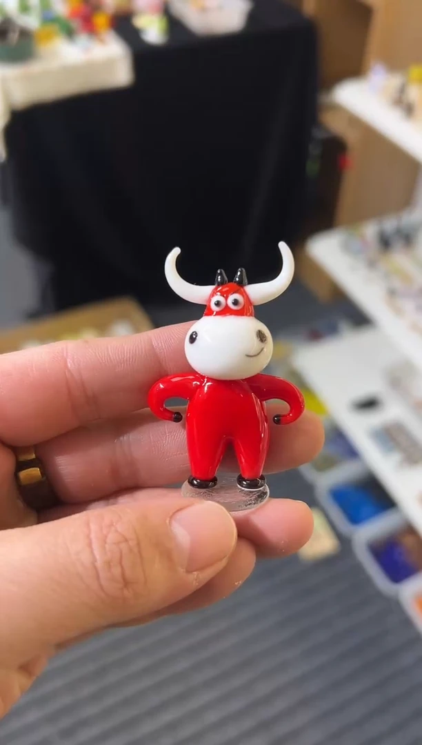 手工艺品琉璃红牛