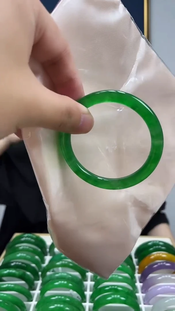 砖雕s8 辣阳绿美人条手镯 圈口56-58