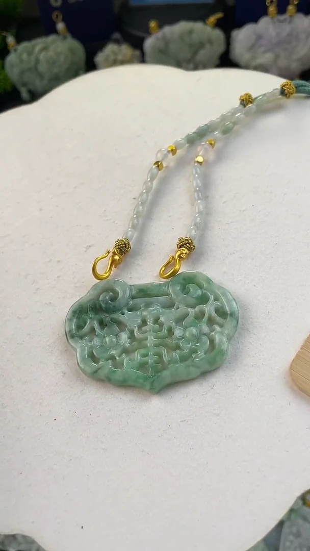 翡翠未镶嵌颈饰2831赠链,部分宝贝微瑕主播介绍为准