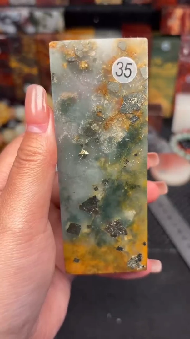 玉 桂林鸡血玉摆件 编号：35