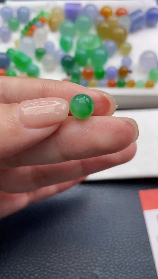 未镶嵌定制翡翠和*璧珠子