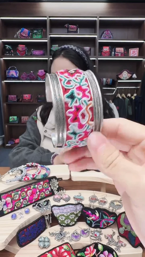 织绣A136蒙阿苏苗绣传承店