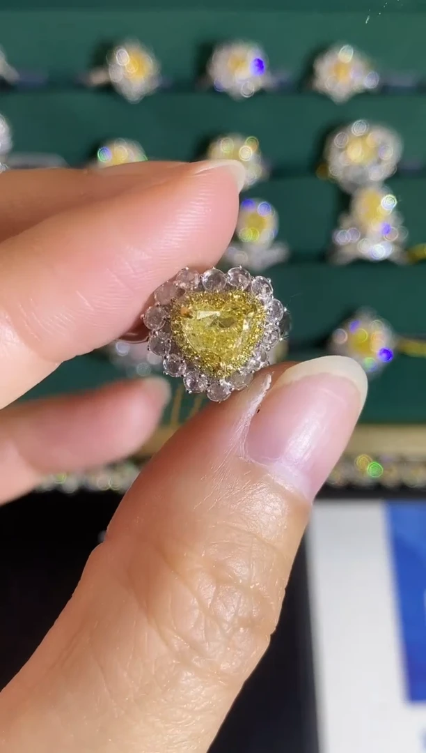 18K金镶嵌戒指钻石戒指