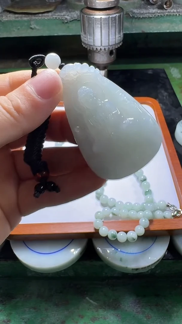 翡翠未镶嵌颈饰左*挂件