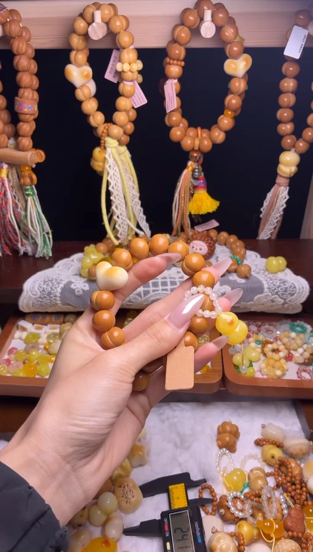 吊坠猴头核桃?***。俏色葫芦吊坠