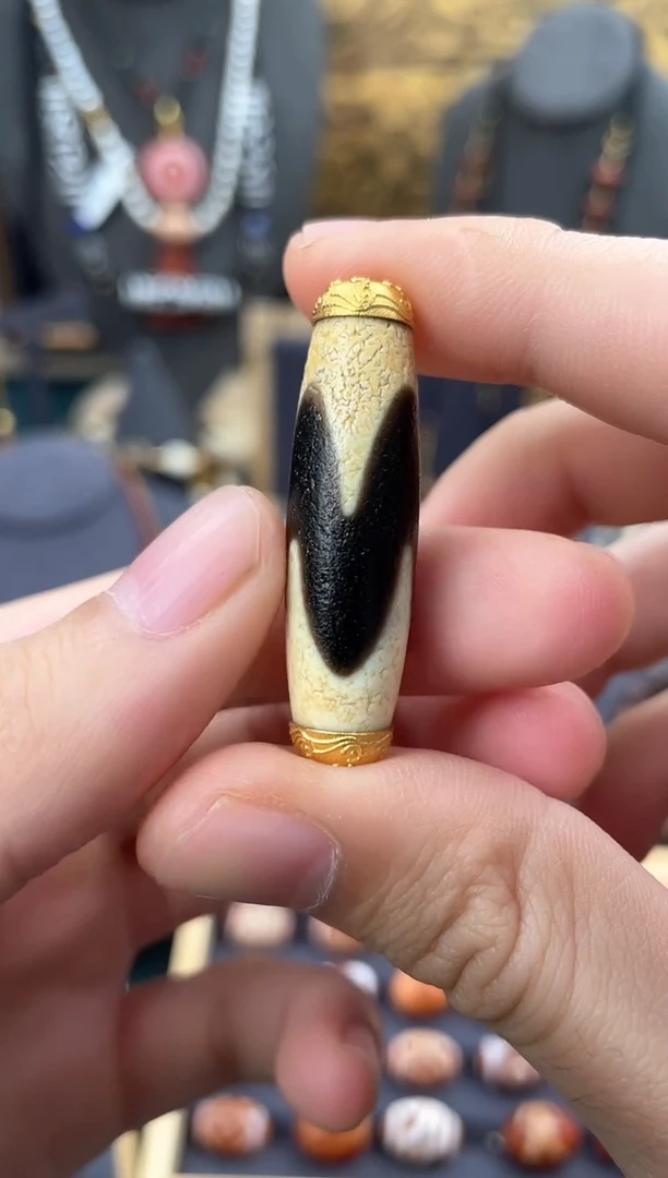 【闪购商品】玛瑙/玉髓项链18K金镶嵌美泓牙黄虎牙单珠