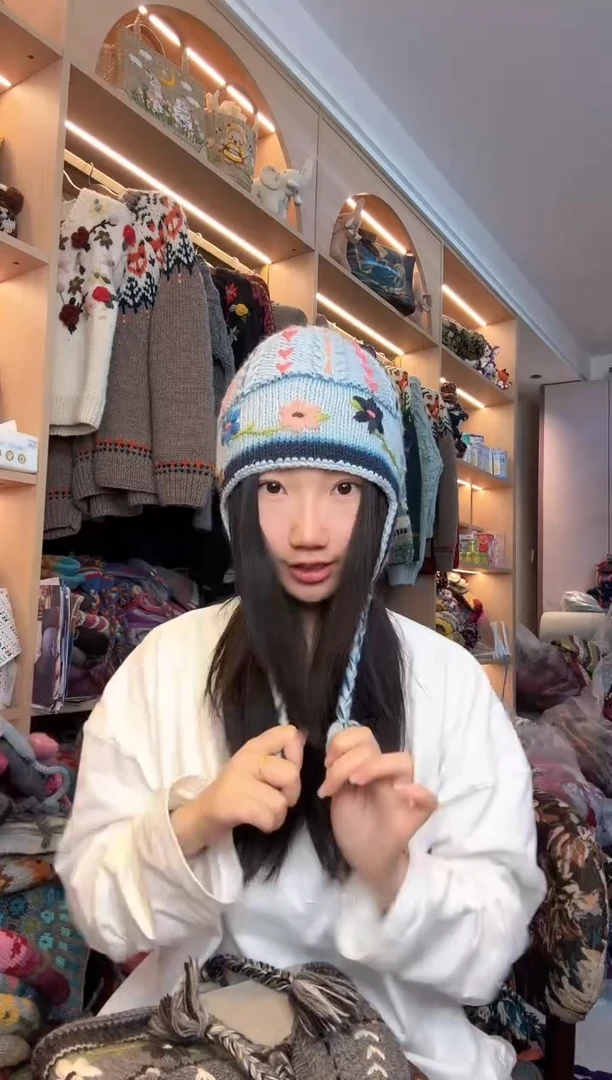 羊毛美利奴蓝色刺绣护耳