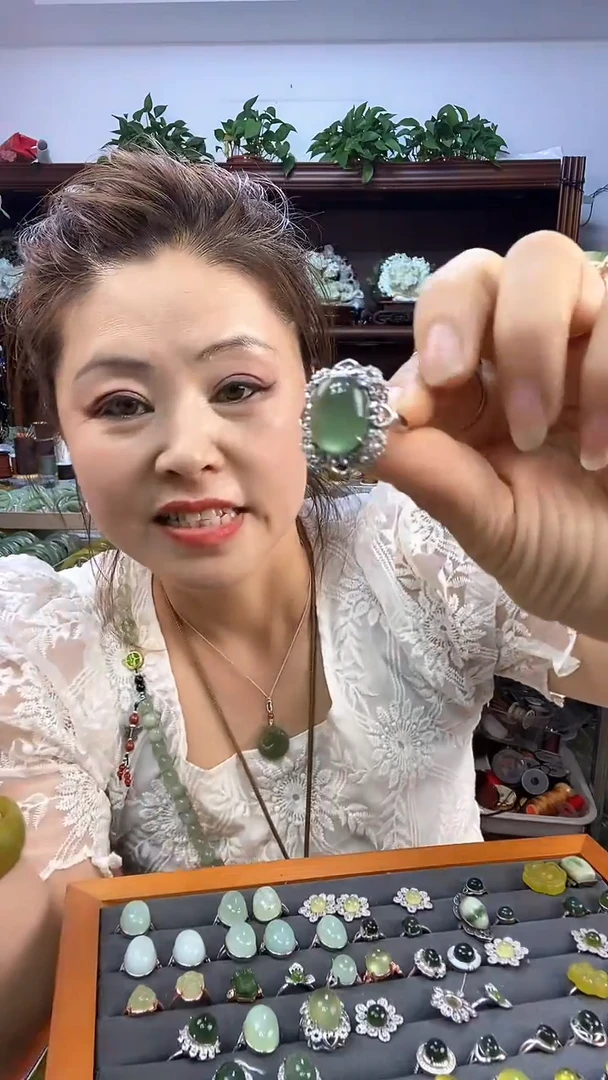 蛇纹石玉未镶嵌戒180多样性发货其中之一