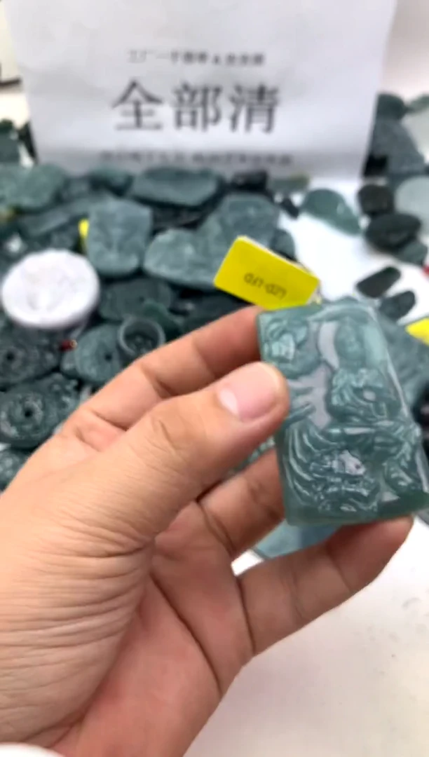 翡翠未镶嵌颈饰文殊