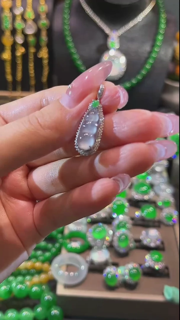 翡翠18K金镶嵌颈饰吊坠