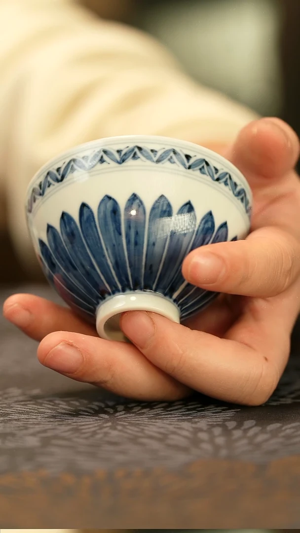 中式仿明青花菊瓣鸡心杯