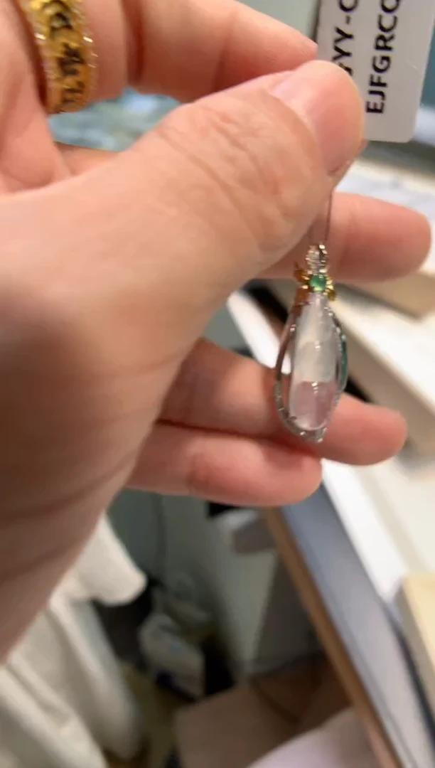 颈饰18K金镶嵌翡翠福豆