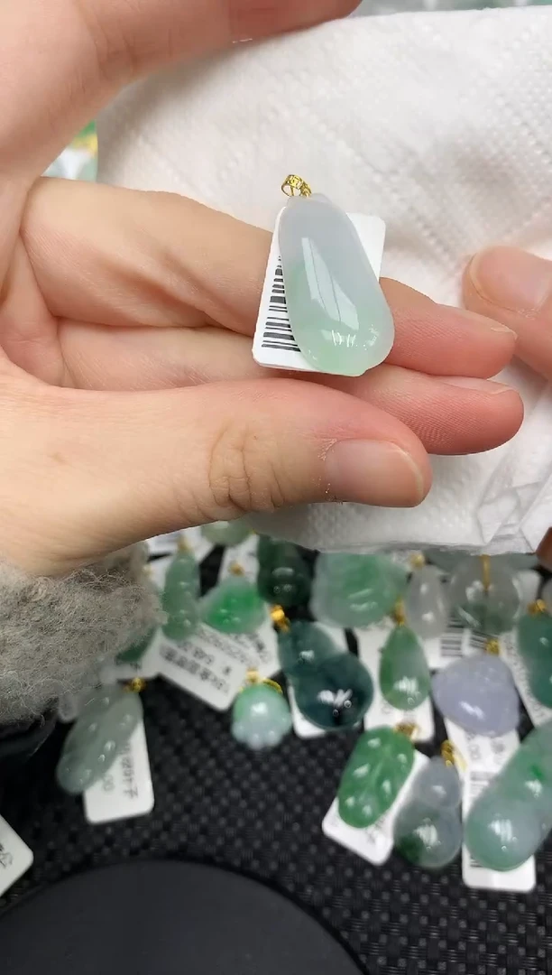 颈饰18K金镶嵌翡翠 111111111111
