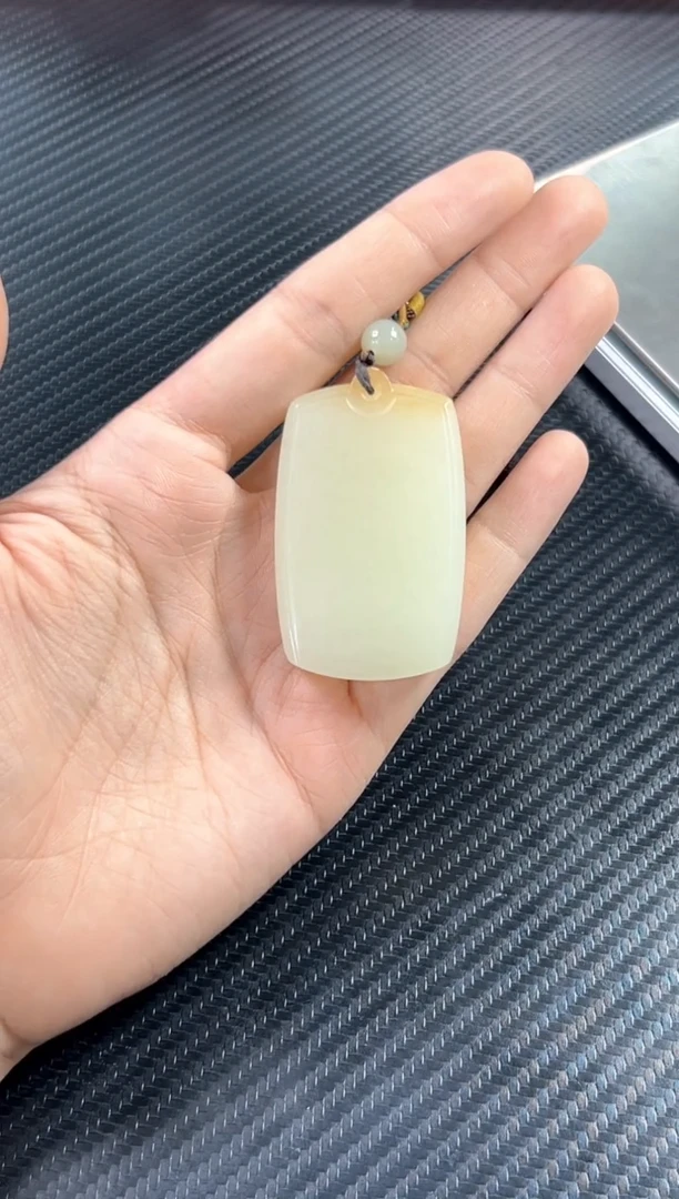 吊坠(赠链)未镶嵌和田玉且末微色差金山s