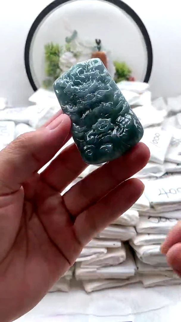 颈饰未镶嵌翡翠龙牌