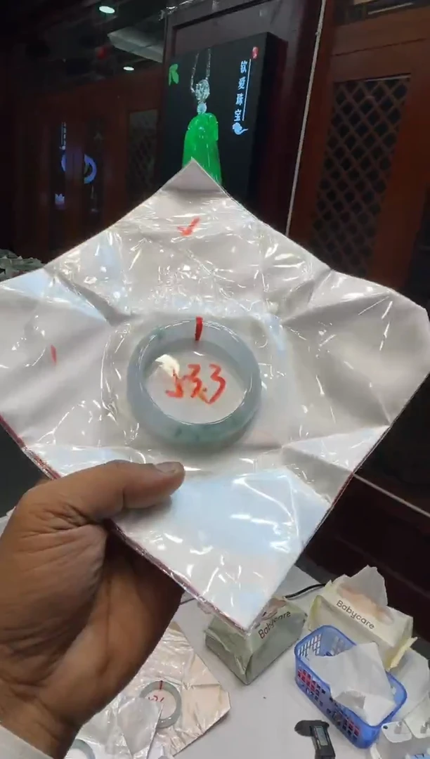 未镶嵌手镯翡翠手镯包容价