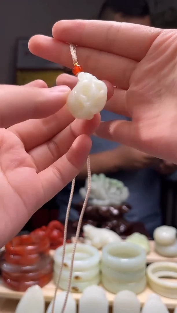 颈饰未镶嵌和田玉吊坠