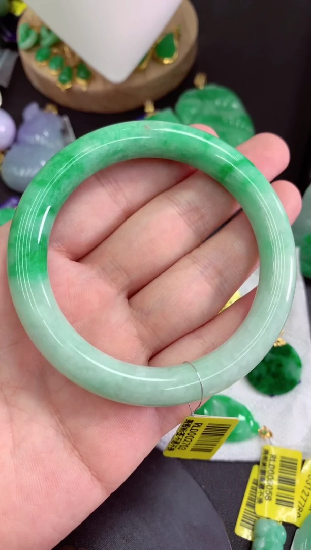 颈饰未镶嵌翡翠挂件