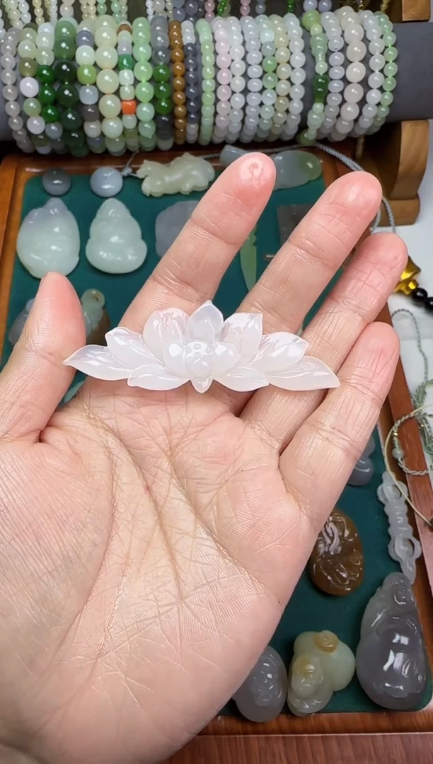 【闪购商品】和田玉无未镶嵌莲花吊坠