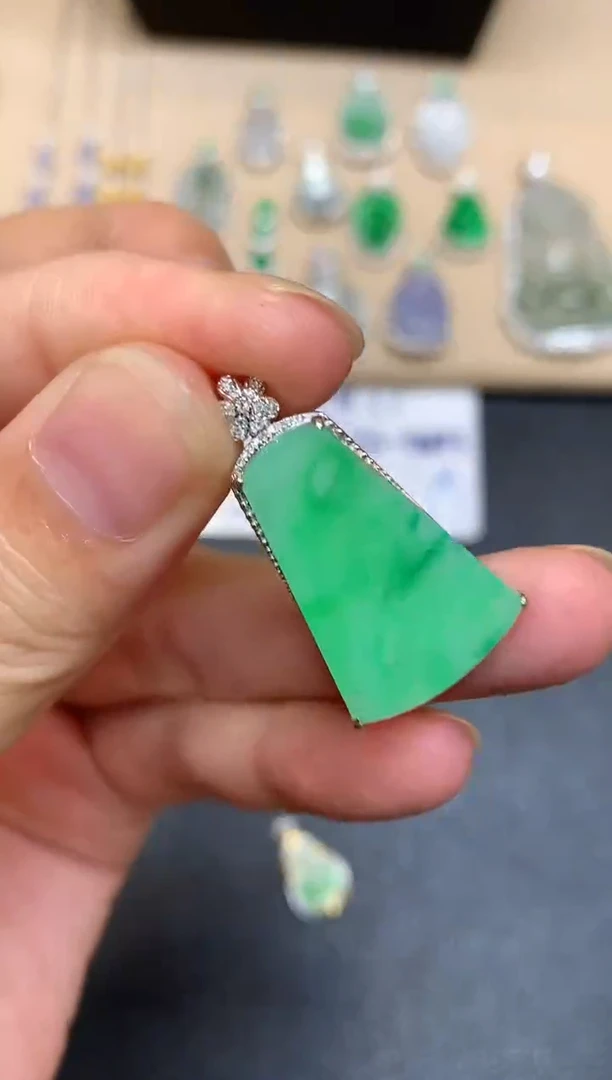 颈饰18K金镶嵌翡翠无事牌【无服务费【48小时鉴赏期】