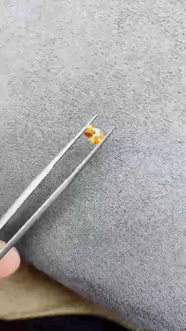 未镶嵌裸石石榴石（芬达石）0.88ct