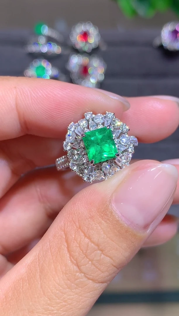 18K金镶嵌戒指祖母绿1.48ct