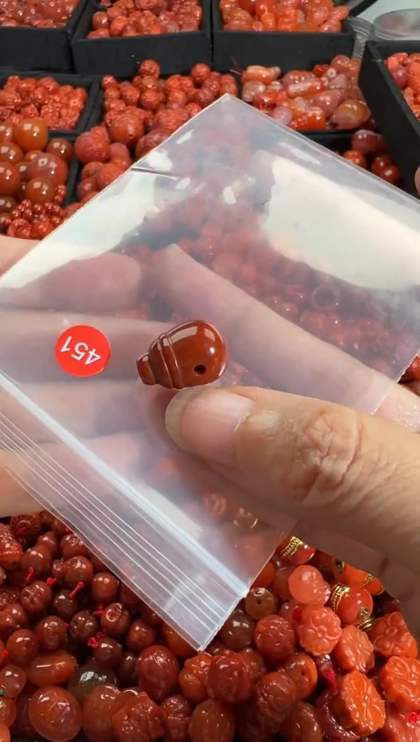 南红玛瑙未镶嵌颈饰1