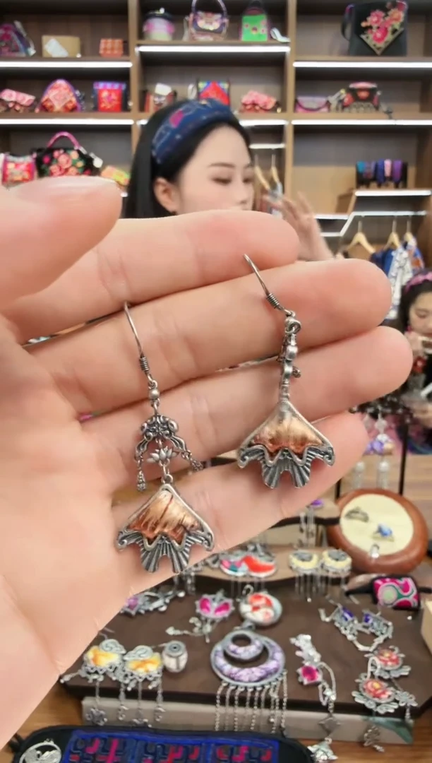 【闪购商品】织绣48蒙阿苏苗绣传承