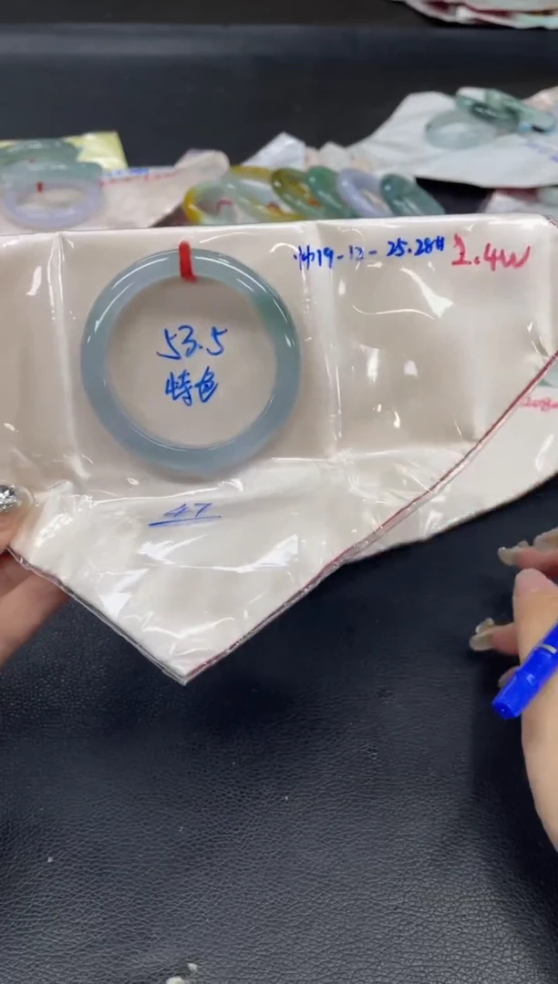 翡翠手镯未镶嵌翡翠手镯