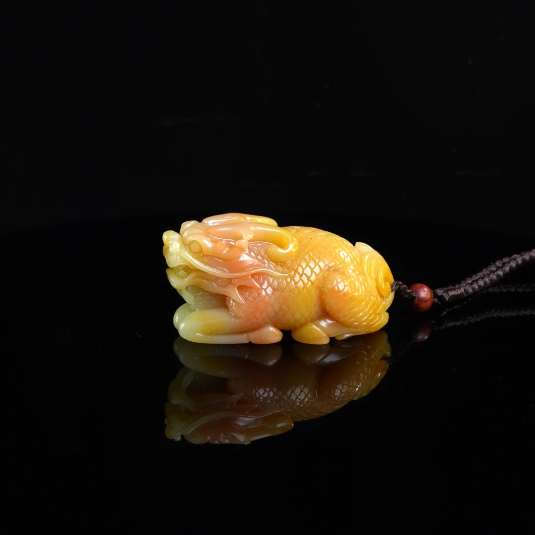 Lot.31.寿山石三彩高山麒麟手把件136.8克7.8x4x3.8cm