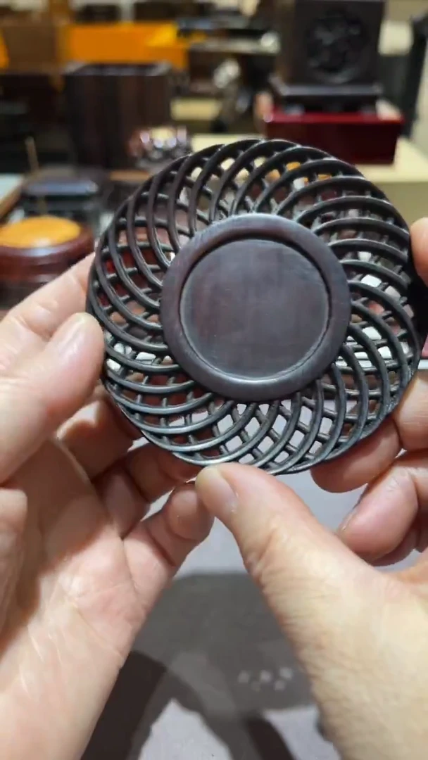 红酸枝木类精品木雕精工细作