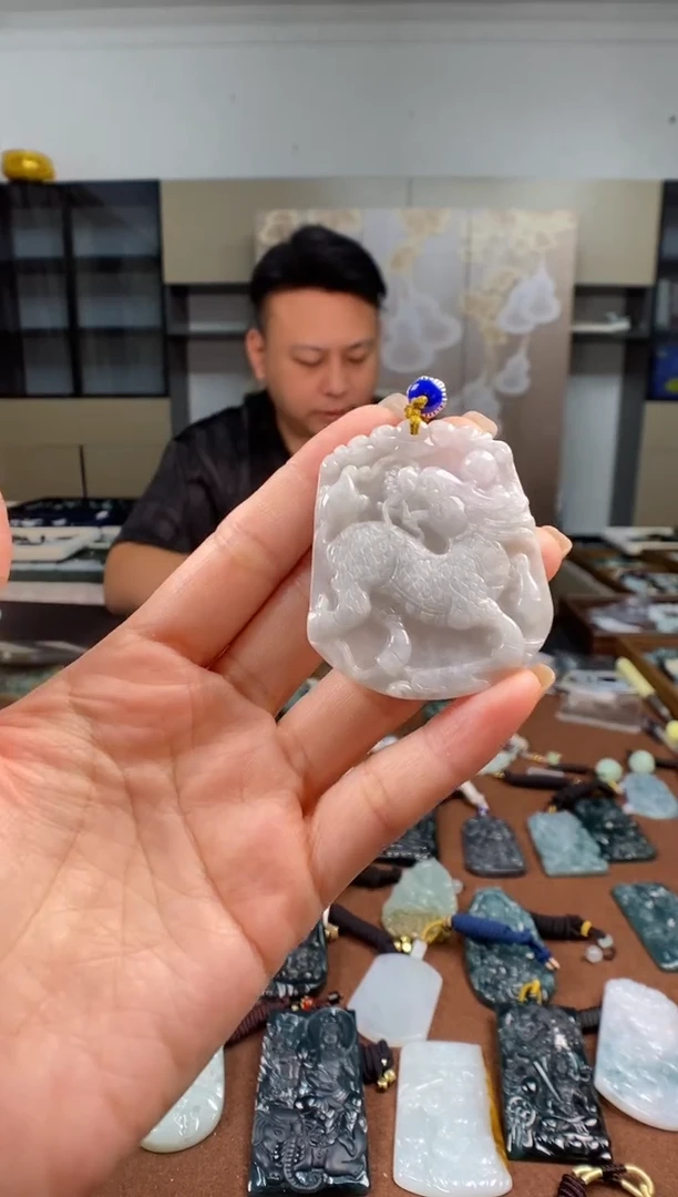 颈饰未镶嵌翡翠  多样性发其一