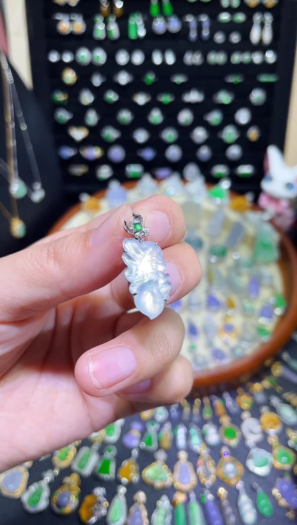 颈饰18K金镶嵌翡翠玻璃种花仙子吊坠