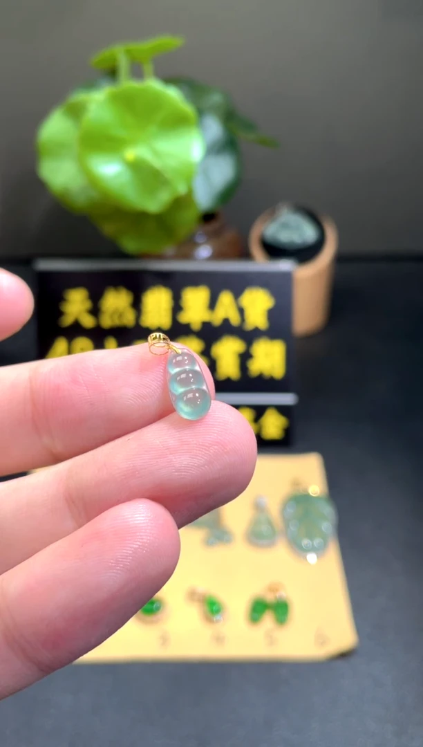 颈饰18K金镶嵌翡翠翡翠A货