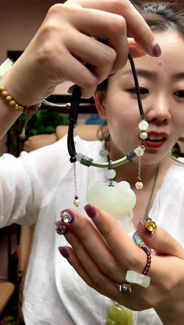 岫玉未镶嵌吊坠·