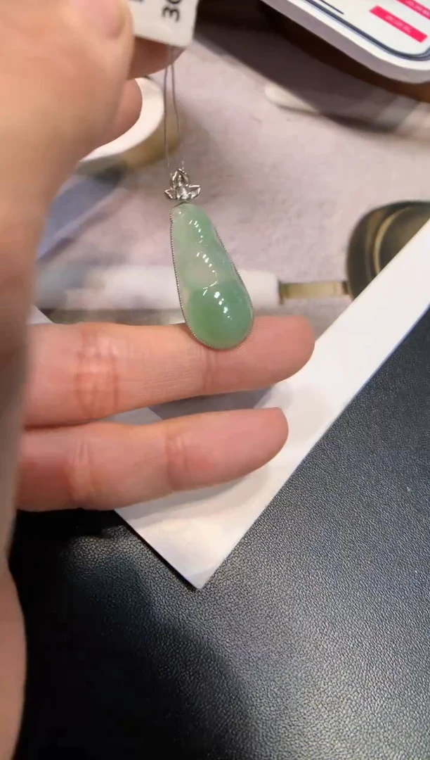 颈饰18K金镶嵌翡翠豆子