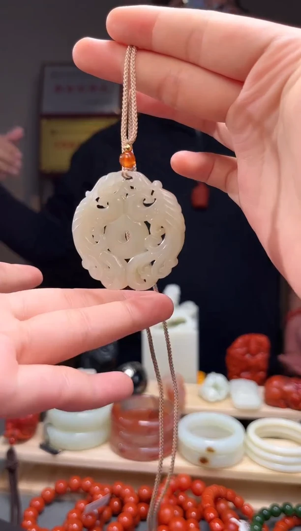 颈饰未镶嵌和田玉吊坠