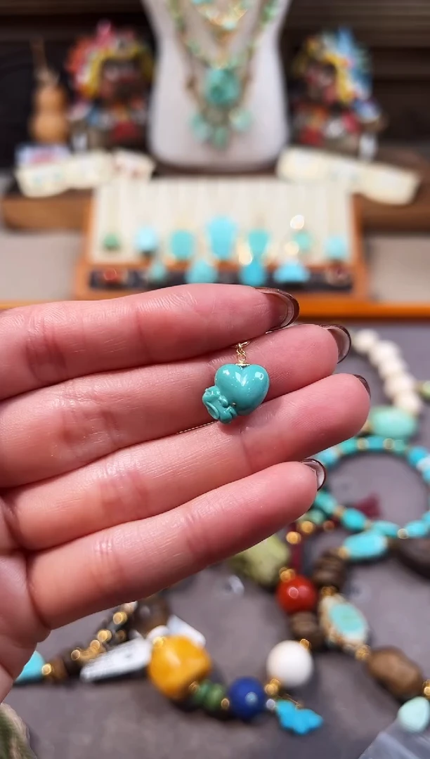 18K金镶嵌绿松石提溜爱心小兔