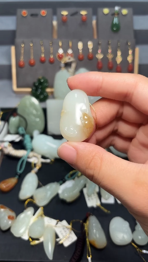 颈饰未镶嵌和田玉（糖玉）安*桥和田玉小老鼠