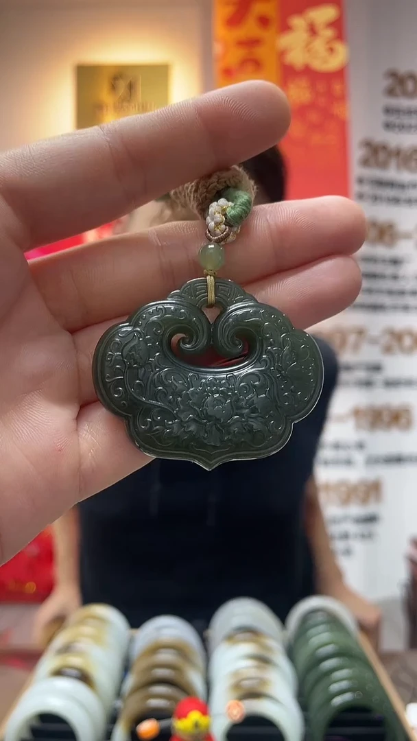 【闪购商品】和田玉颈饰未镶嵌沙枣青如意锁吊坠多样性发一件