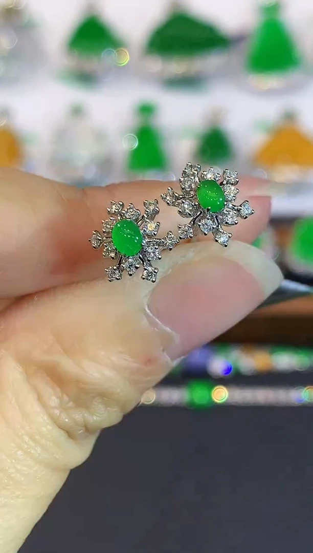 18K金镶嵌翡翠耳饰CM多样性发其一