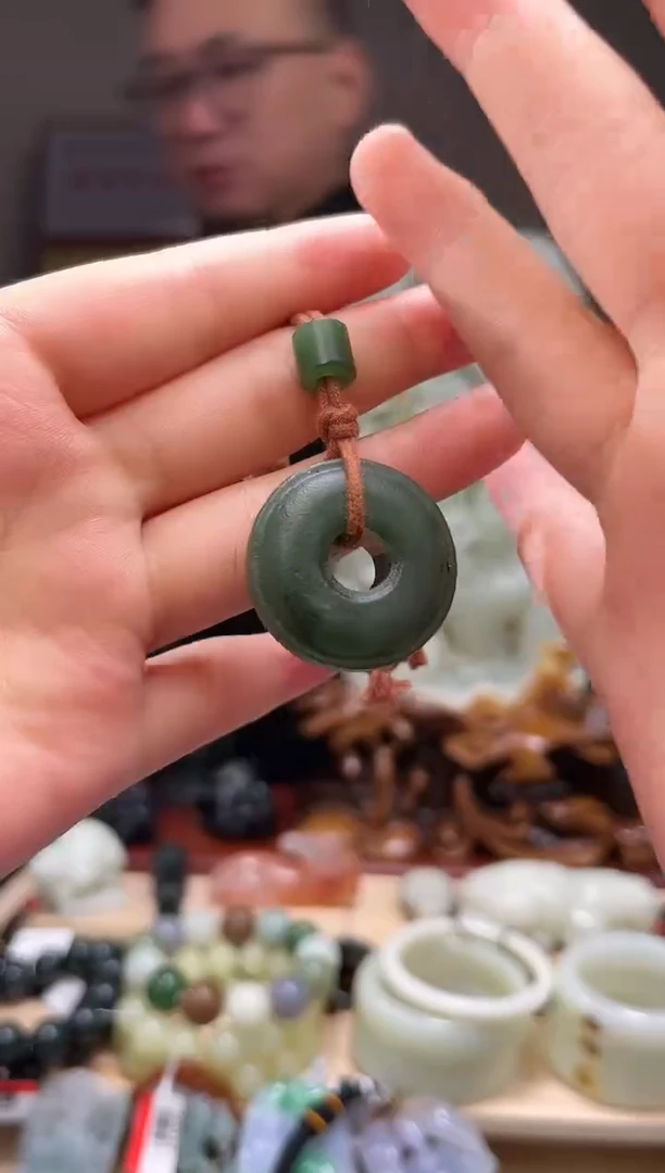 颈饰未镶嵌和田玉吊坠